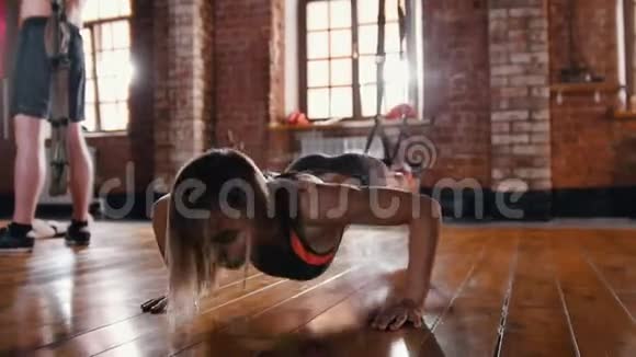 一个运动员在健身房锻炼锻炼力量视频的预览图
