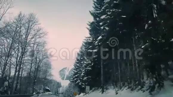在欧洲美丽的风景下驾车穿过高山视频的预览图