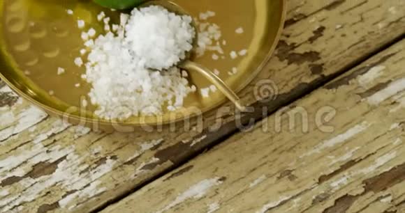 盘子里的盐和石灰视频的预览图
