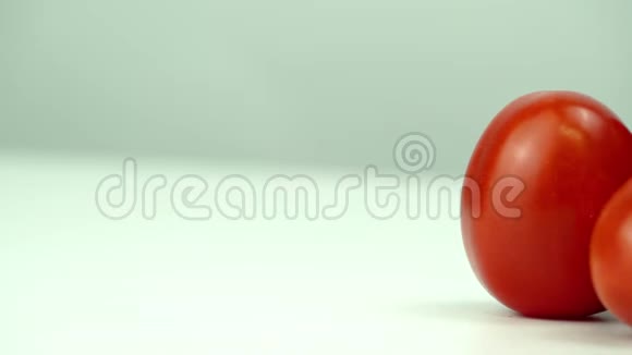 旋转樱桃番茄分离白色4k视频视频的预览图