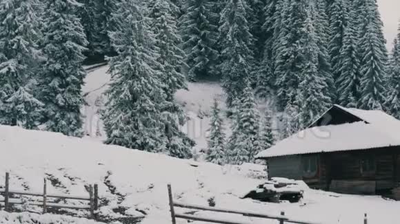 神奇的冬季景观与木屋在雪山圣诞节的概念喀尔巴阡山视频的预览图