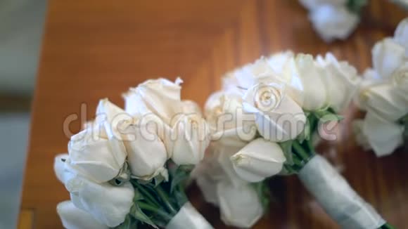 桌上的结婚花束视频的预览图