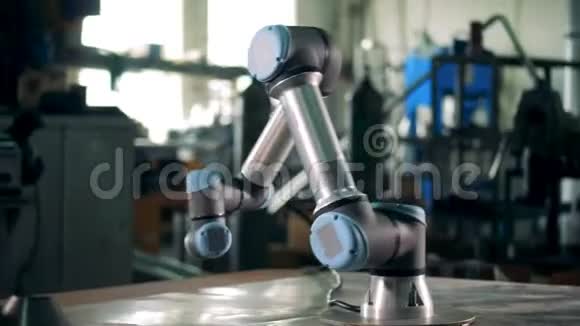 现代机器人设备在工厂工作在桌子上移动视频的预览图