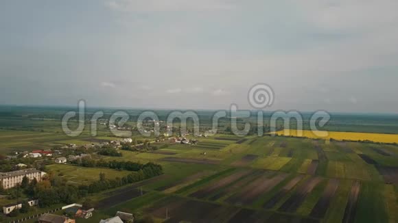 空中观景靠近村庄的乌克兰田野视频的预览图