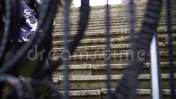 女孩爬上城市的楼梯视频的预览图