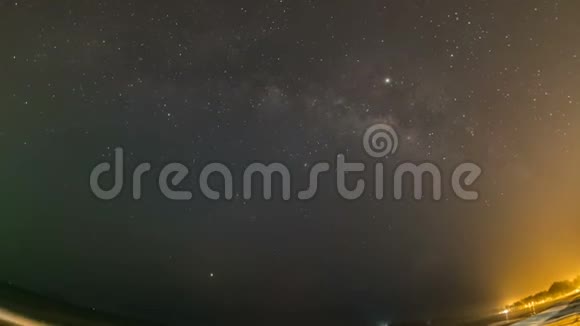 银河在暮色中褪色了在海滩日出之前视频的预览图