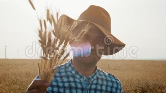 一个农民手里拿着一堆小麦秋天的收获视频的预览图