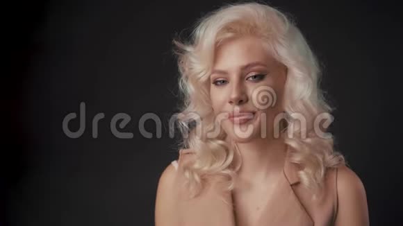 女人微笑和打招呼的肖像头发轻盈皮肤光滑视频的预览图
