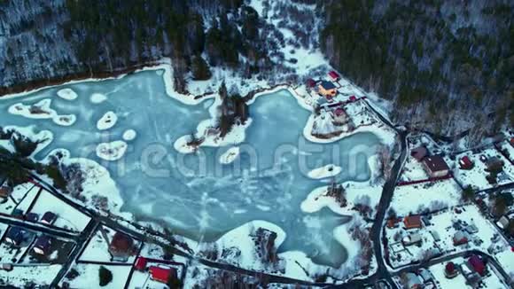 村内冰冻池塘的鸟瞰图视频的预览图