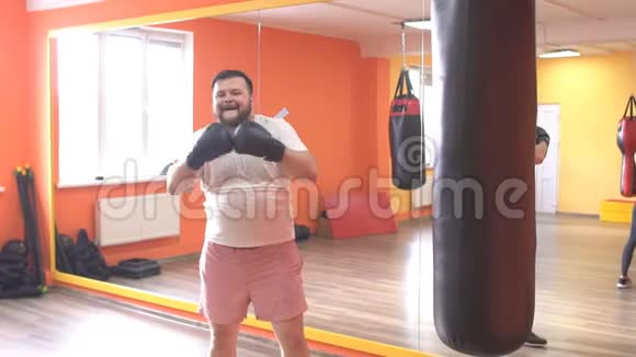 有胡子的男拳击手在健身房慢动作开玩笑视频的预览图