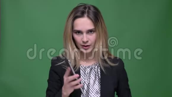 使用平板电脑拍摄年轻迷人的红种人白种人女性特写镜头并在镜头中显示蓝色的色度屏幕视频的预览图