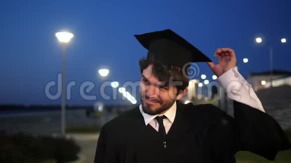 毕业典礼后散步的男人视频的预览图