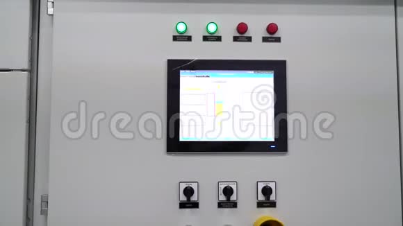 控制柜高压网络的继电保护和自动化手动按下控制器盒的按钮视频的预览图