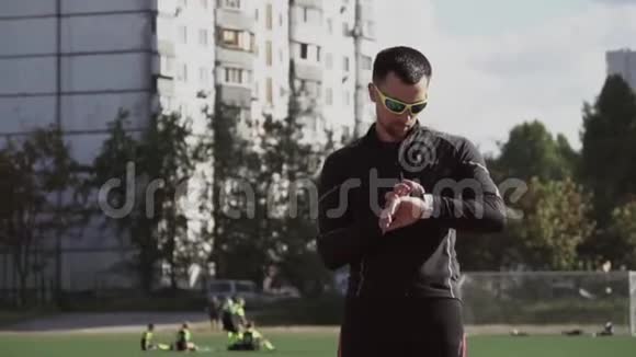 2019年3月2日乌克兰基辅主题体育与健康年轻的高加索人手腕上戴着运动手表视频的预览图