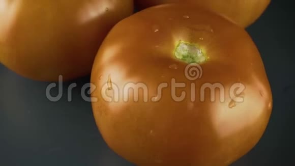 三个红西红柿在盘子上旋转视频的预览图