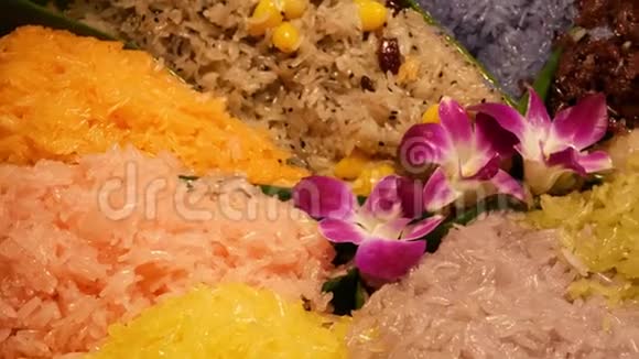 芒果粘米上的异花将美丽的紫兰花放在五颜六色的泰国传统兰花上视频的预览图