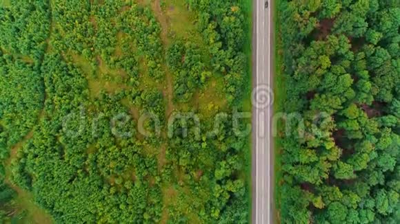 欧洲郊区高速公路的空中拍摄位于森林深处4K视频的预览图