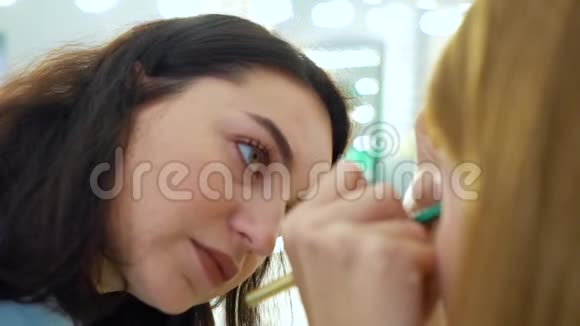 化妆师为慢动作的红发女人化妆视频的预览图