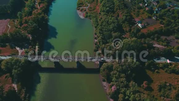 直降无人机镜头的桥梁或道路在中央绿色河流4K视频的预览图