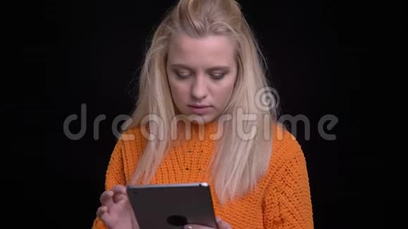 用平板电脑拍摄年轻漂亮的白种人女性的特写镜头然后看着相机开心地笑着视频的预览图
