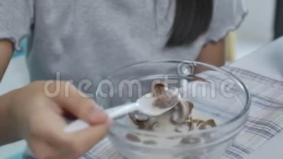 亚洲女孩在桌上喝麦片加牛奶视频的预览图