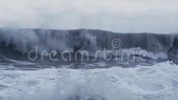 海上巨浪慢动作视频的预览图