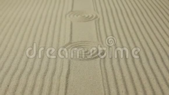 在沙子上逼近圆圈和线条夏季背景视频的预览图