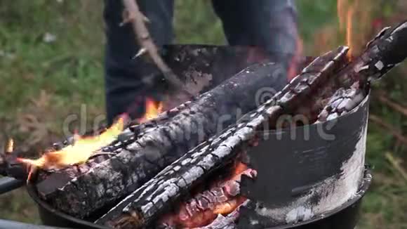 一个人用柴火烧烤架视频的预览图