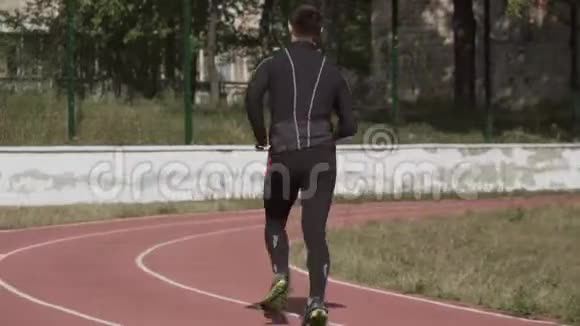 2019年3月2日乌克兰基辅主题体育与健康年轻的白种人在城市里锻炼热身慢跑视频的预览图