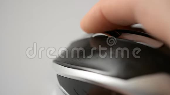移动电脑鼠标滚轮和按下鼠标按钮点击白色背景视频的预览图