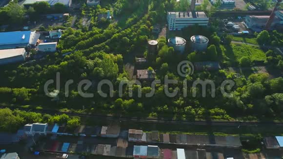 鸟瞰植物领土许多卡马兹卡车之间的绿色镀金树木4K视频的预览图