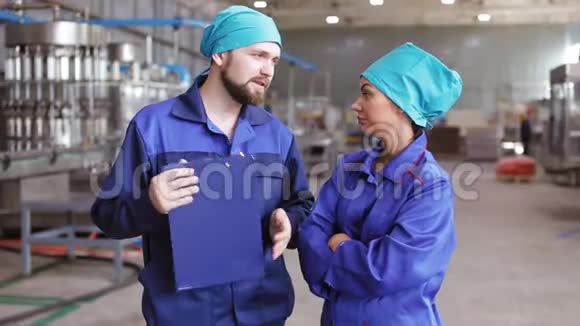 两个工人在谈论工厂的背景视频的预览图