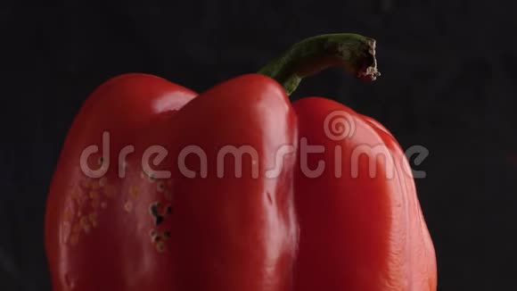 火烤钟钳的特写黑色背景上的红辣椒特写视频的预览图