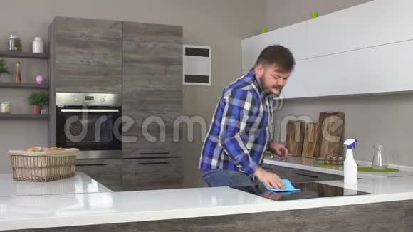 有胡子的人在厨房里洗台面跳舞动作慢室内视频的预览图