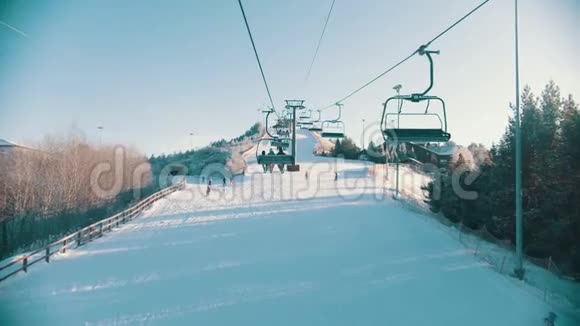 滑雪板到达火车站人们坐在那里欣赏风景视频的预览图