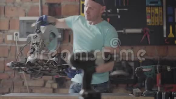 熟练的木匠在他的木工车间里用圆锯和其他机械切割一块木头视频的预览图