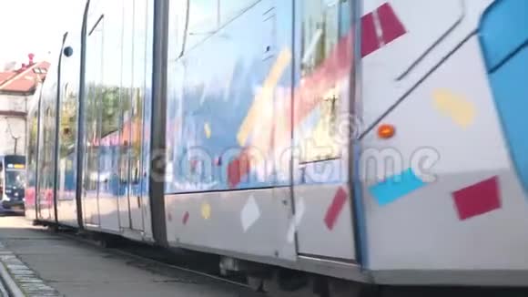 人群进入一辆电车到达一个公共交通站视频的预览图