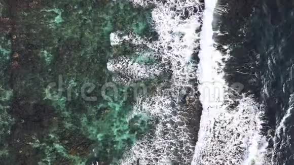空中无人机视频美丽的海浪撞击在珊瑚礁上视频的预览图