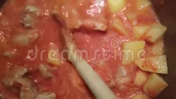 用番茄酱和土豆在锅里炖牛肉视频的预览图