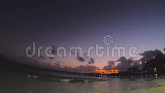 海滩日出的美丽全景视频的预览图