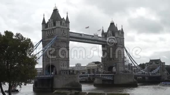 伦敦市中心夏季白天塔桥和泰晤士河上方的交通对多云天空的影响视频的预览图