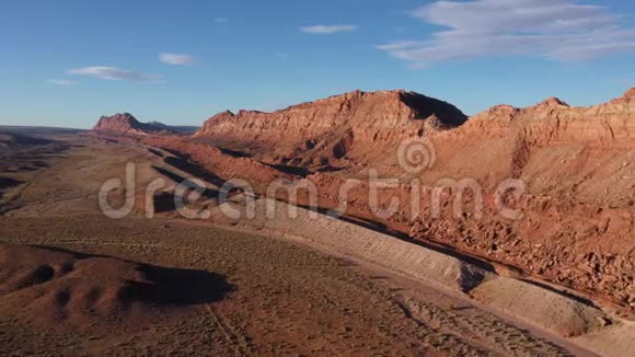 沙漠中的红色砂岩山脉峡谷和干涸的河床视频的预览图