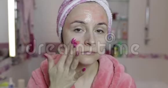 女人敷面膜保湿护肤霜护肤spa面膜视频的预览图