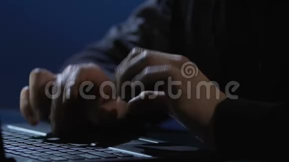 危险的黑客在笔记本电脑上打字窃取机密信息网络犯罪视频的预览图