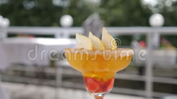 新鲜夏季鸡尾酒理念浆果和冰块溅落到釉上装饰精美的水果视频的预览图