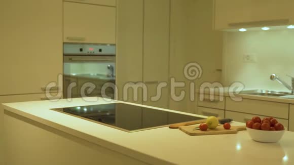 厨房基础橱柜厨房门和抽屉的远景是由白色的平木板制成的作为一个工具包视频的预览图