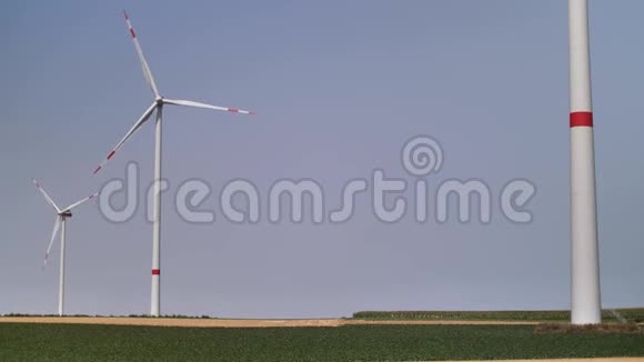 晴空万里的风力涡轮机视频的预览图