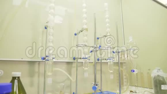 医学实验室的实验室烧瓶和量杯实验室里桌子上放着化学药品的烧瓶视频的预览图
