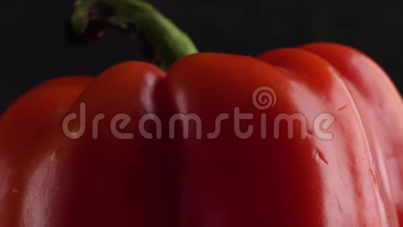 火烤钟钳的特写黑色背景上的红辣椒特写视频的预览图