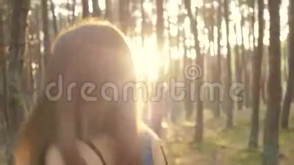 去寻找森林里的女孩视频的预览图